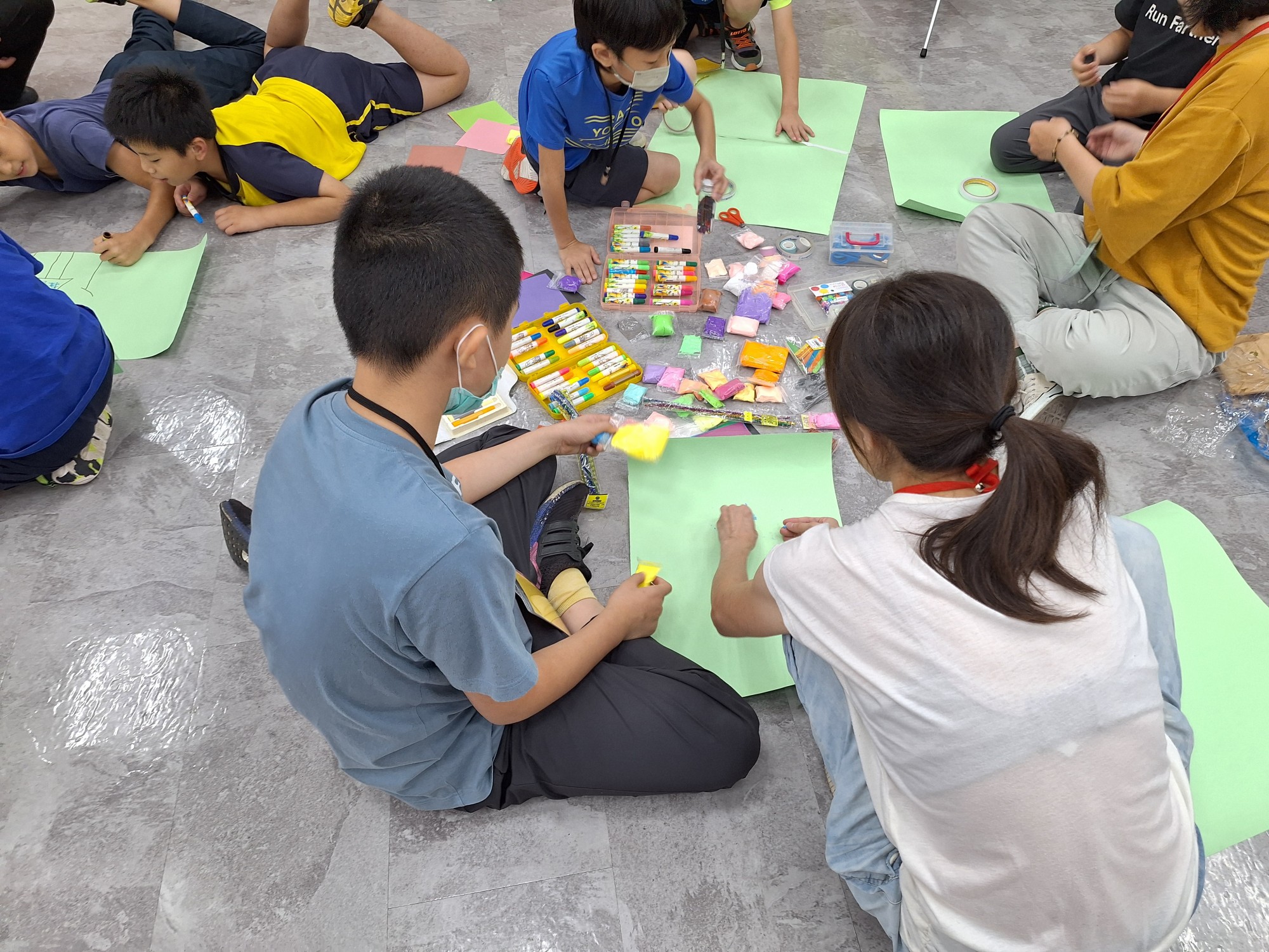 大家用黏土和畫畫的方式呈現自己的想法