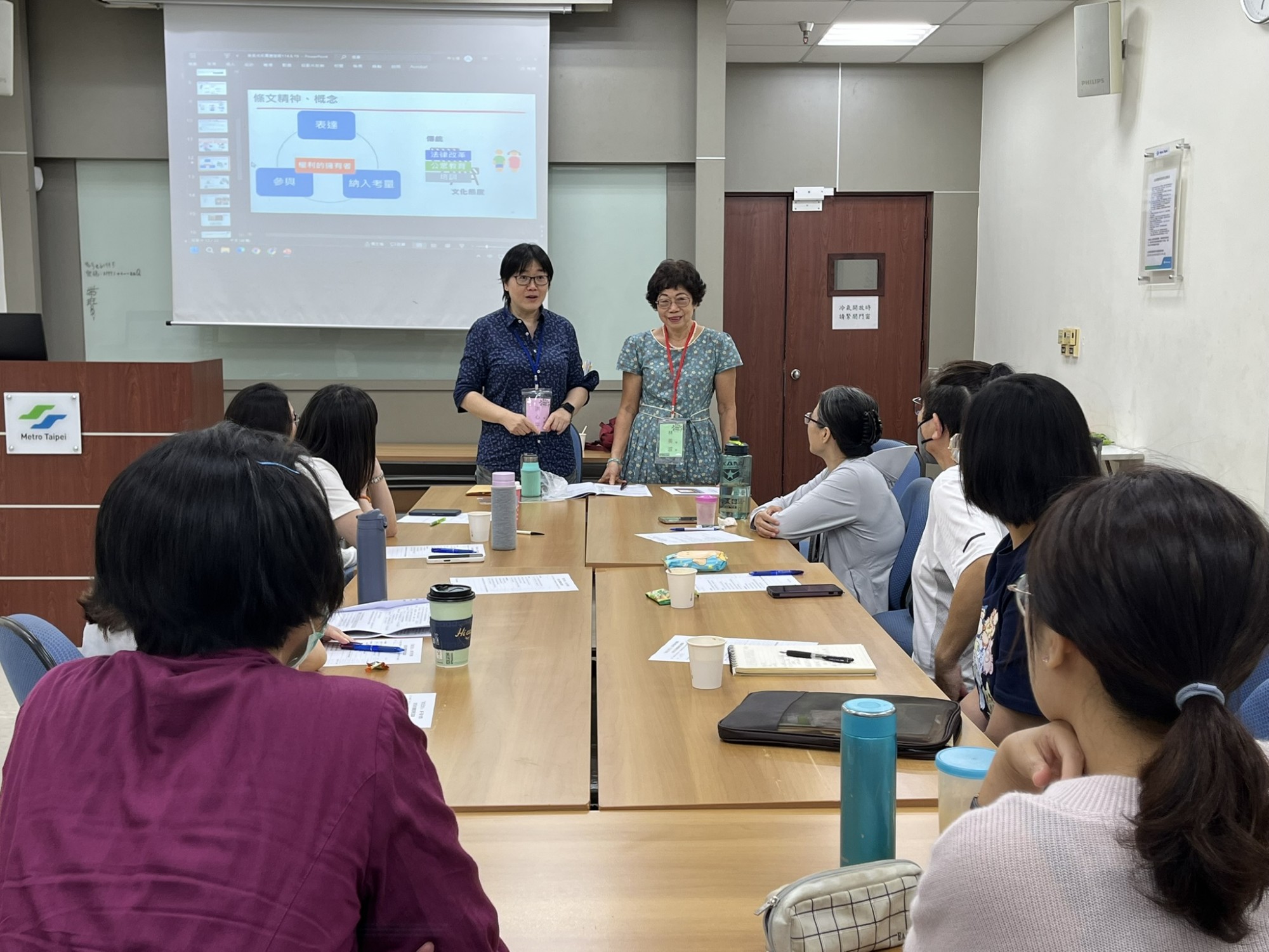 家長們也互相交流自己的想法與經驗